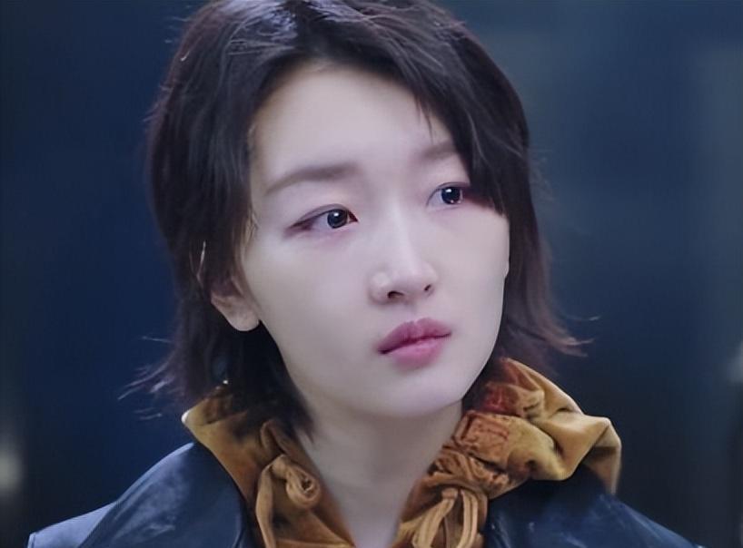 金鸡一夜,坐"大佬"堆里的周冬雨,让所有人见识了她的江湖地位_金纳莱