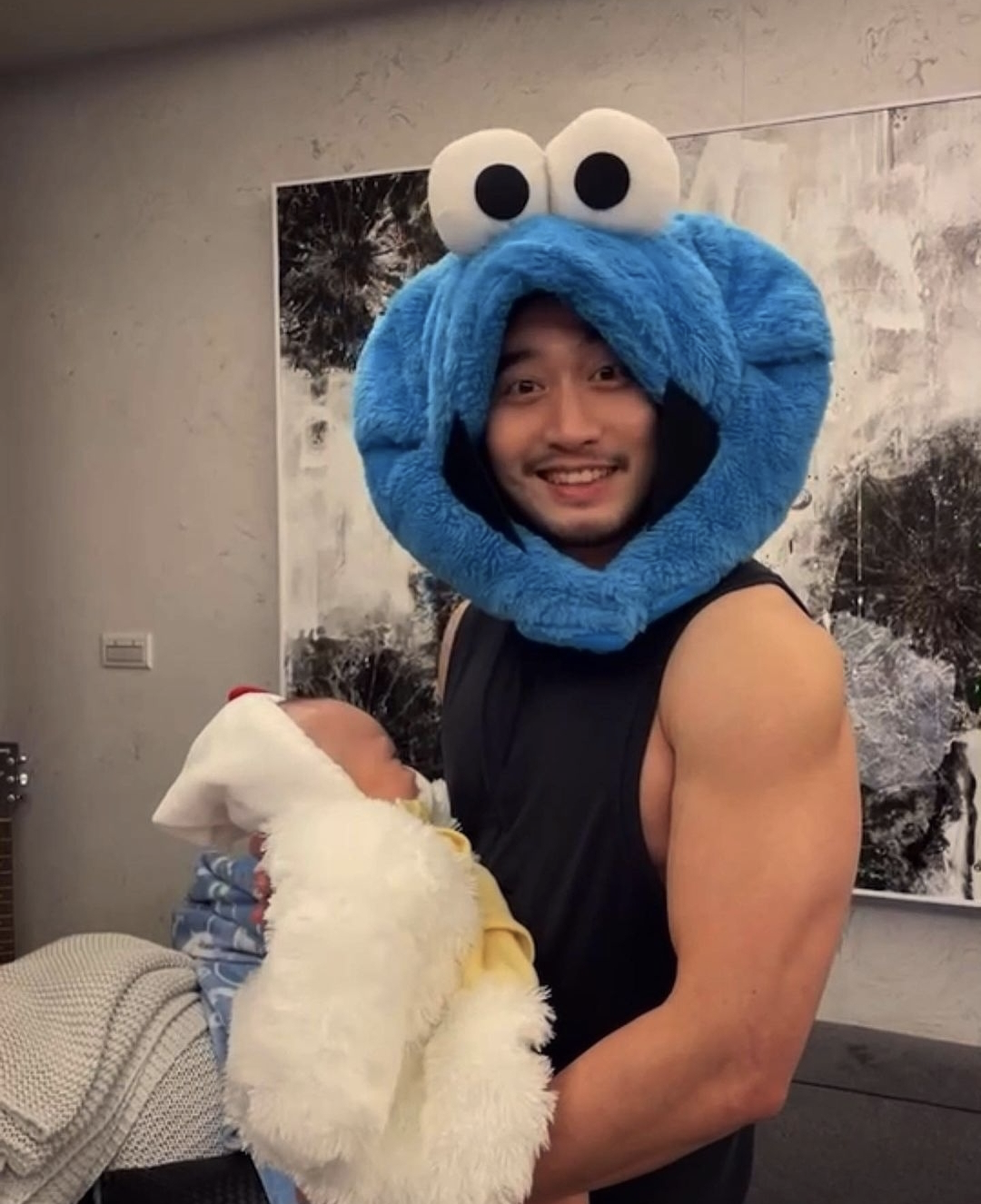 赖弘国|阿娇前夫赖弘国为妻子庆生,亲吻Alice脸颊,两人穿背心好接地气