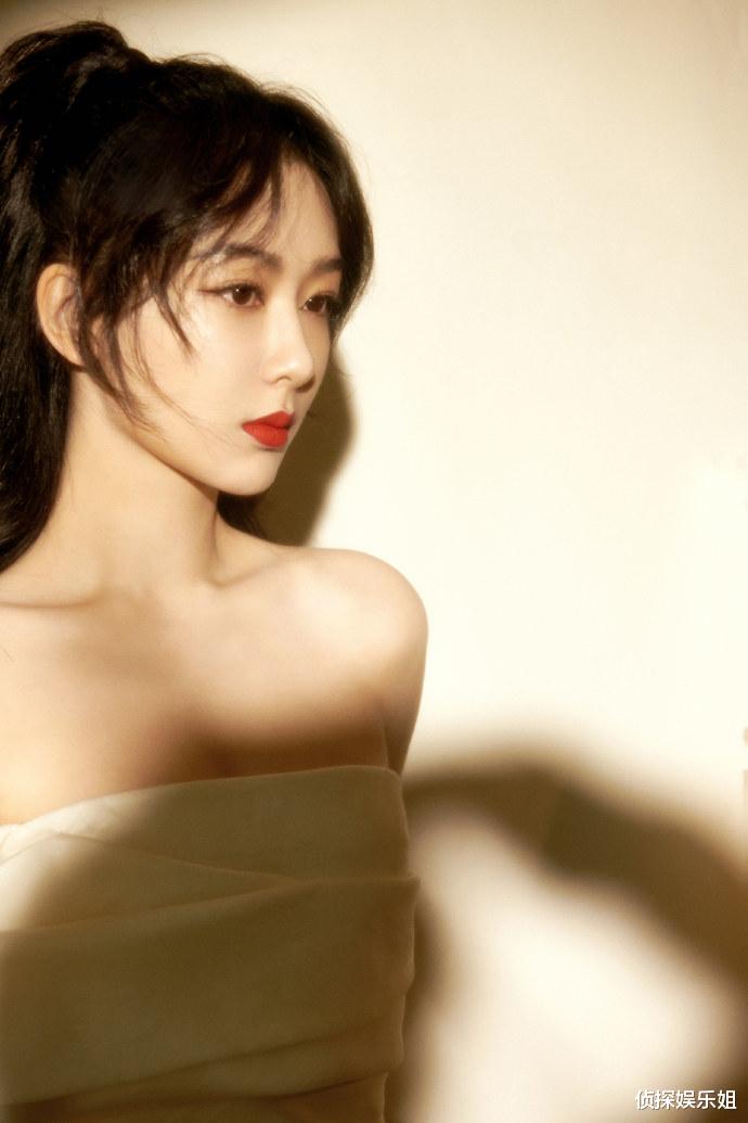 杨紫 杨紫晒美照庆祝六一节，扎双马尾穿碎花裙卖萌，30岁少女感依旧