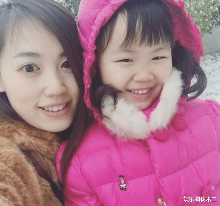 马蓉王宝强合体参加女儿毕业礼，染金发走网红风，王子珊长相像妈