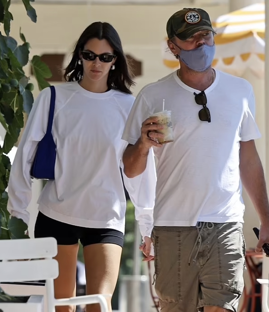 莱昂纳多与25岁新女友亲密拥抱,衣衫不整超豪放,女方不久前离婚