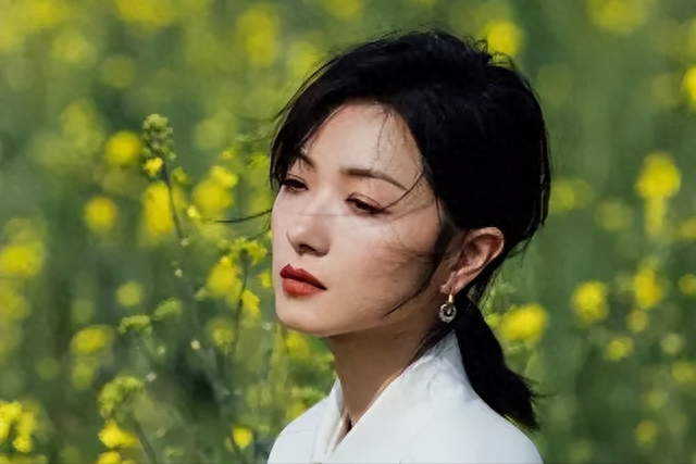 当红明星被“潜规则”7次,事业巅峰期意外生子,生父是谁仍是迷