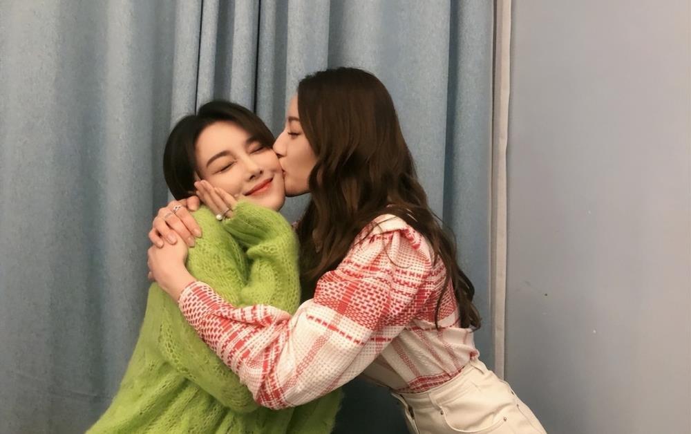 张馨予迪丽热巴罕见同框，两大美女贴脸卖萌，同款高颜值超养眼