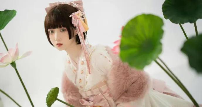 余景天|24小时6个瓜,余景天陷入接机风波,黄子韬直播间传女保士保暖衣