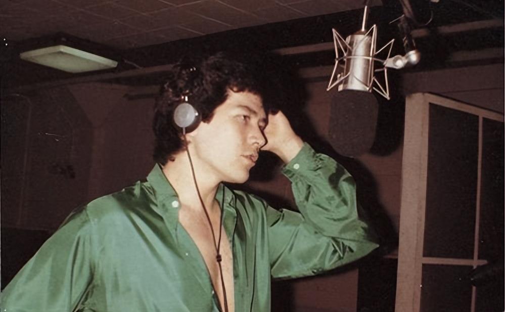 费翔|春晚“第一美男”,首次登台被封杀14年,年过60至今未婚!