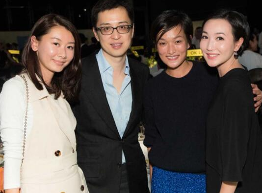 霍英东家族聚会照曝光,霍启刚坐第一排尽显地位,霍思纬令人惊艳