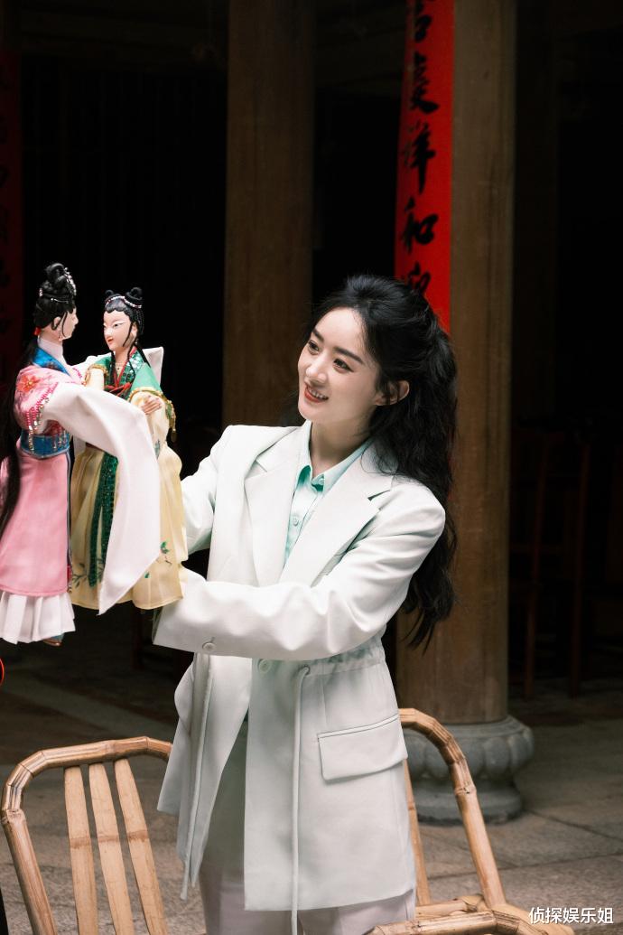 赵丽颖|赵丽颖新年游古城，扎半马尾穿百褶裙放风筝，清新文艺少女感十足