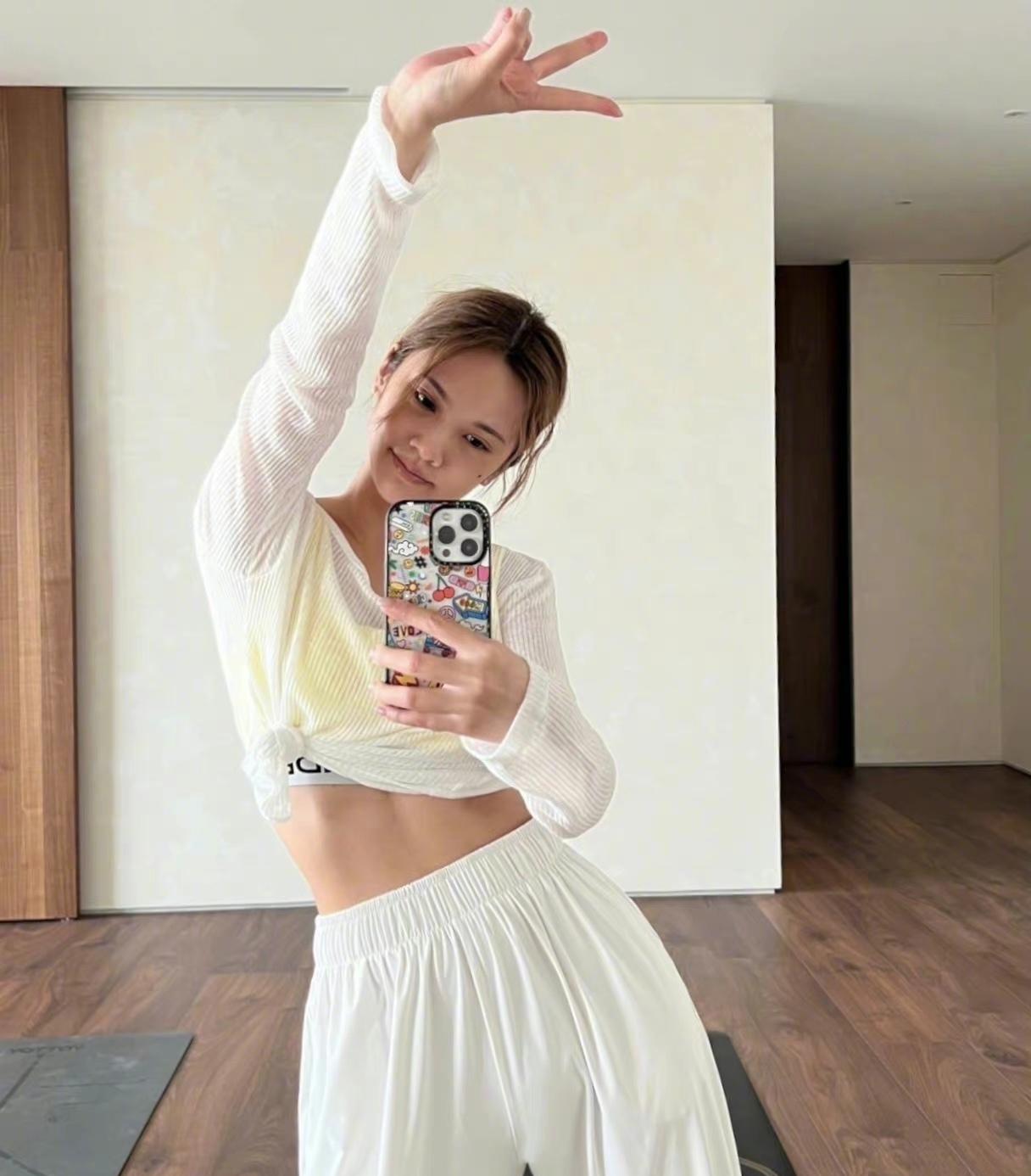 杨丞琳|杨丞琳晒母女运动照,俩人同框像姐妹,66岁妈妈跳床一小时不带喘