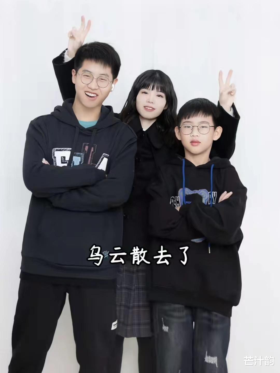 四丫头晒小儿子孙辉字体对比，进步飞快判若两人，姐姐孙悦情商高