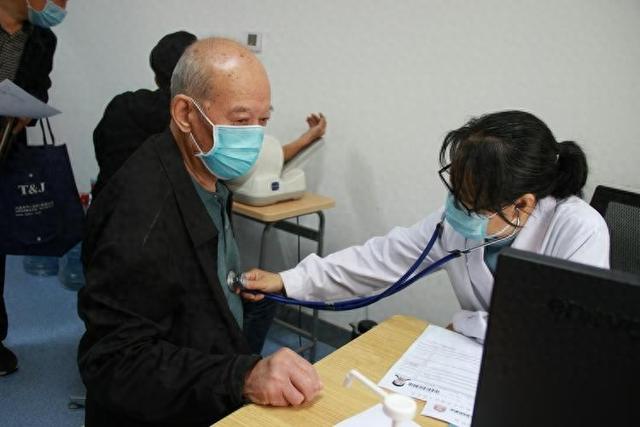 谷丙转氨酶与谷草转氨酶，哪个升高更危险？该怎样降下来？