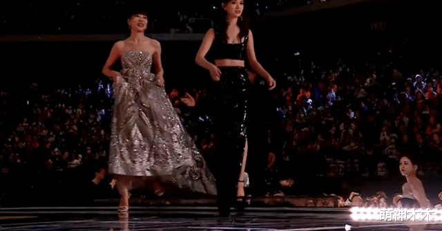 星光大赏台下好精彩：胡歌无聊睡着，赵露思看手机，王一博玩快闪