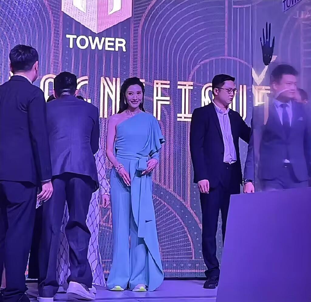 李嘉欣马来西亚活动生图，网友吐槽：瘦骨嶙峋，看着就害怕