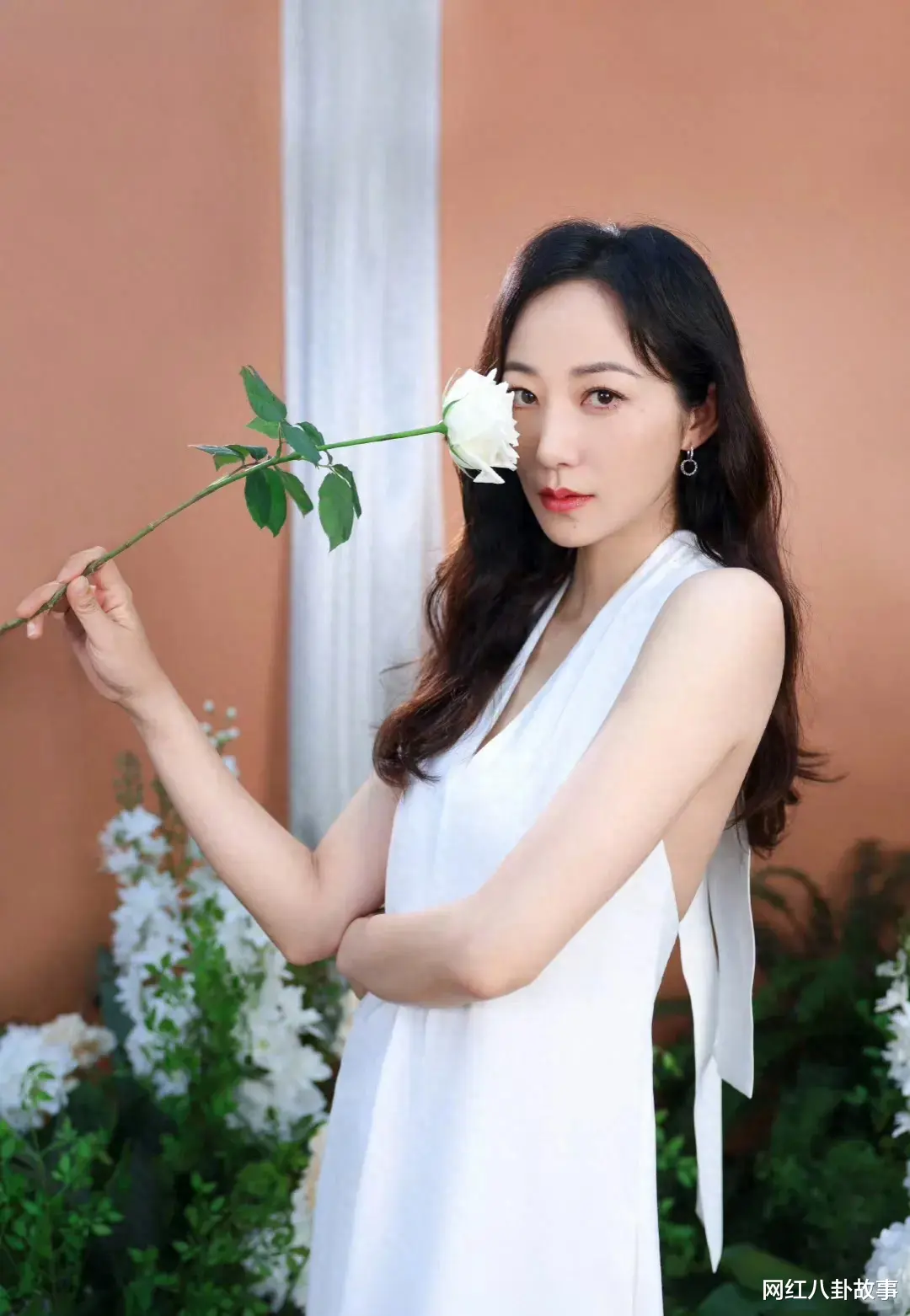 美女韩雪身穿白色衣服和花在一起,不知谁是韩雪 - 娱乐资讯(主打网)
