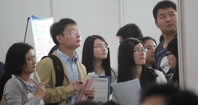 小姐姐|“我没被看上，我爸被看上了”，毕业生分享求职奇葩经历，真绝了