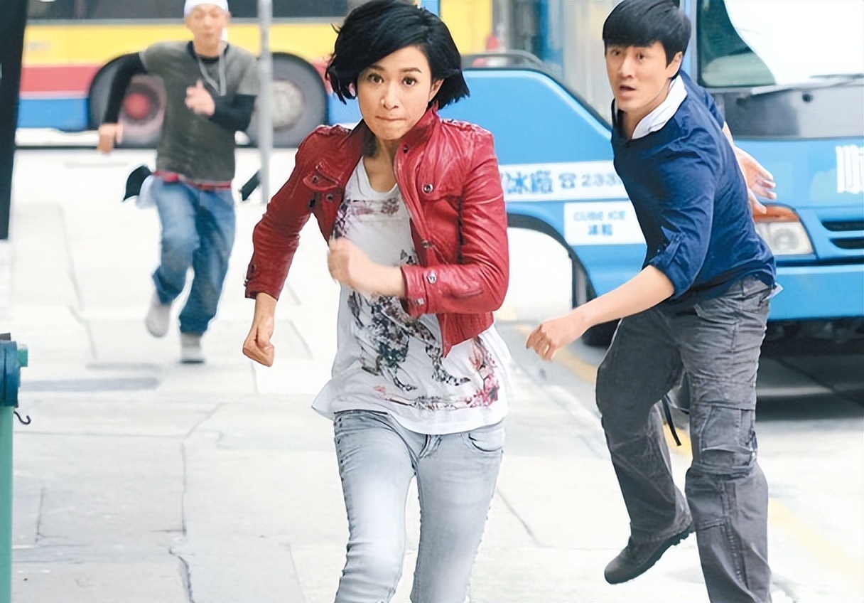 佘诗曼晒《家族荣耀之继承者》剧本,很高兴与林峯、罗嘉良再合作拍剧