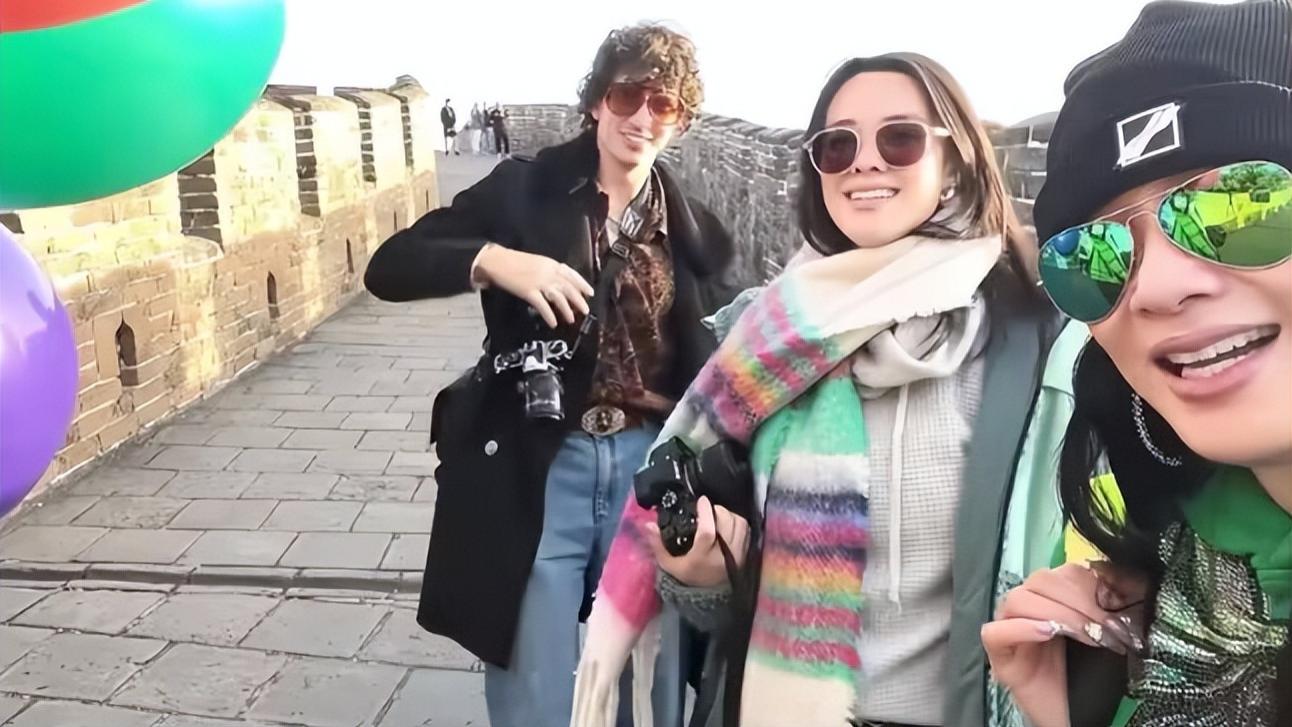 钟丽缇祖孙三代逛故宫，77岁越南母亲踢毽子，机场送别长女惹泪目