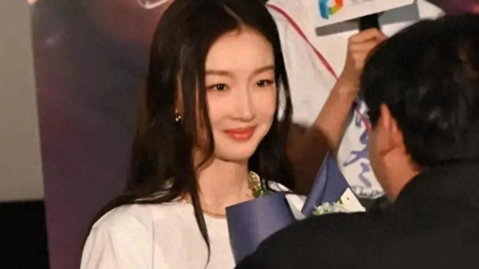 被爱情滋润后的周冬雨，外貌气质大变，但情商与思想才叫脱胎换骨