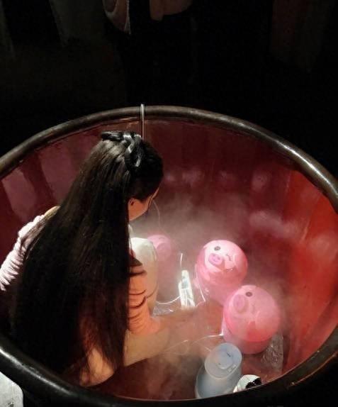 难怪电视中只有上半身,镜头下移后,是观众们不能看的尴尬画面