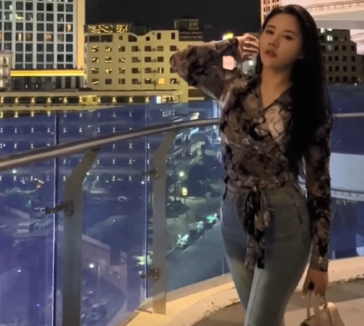 柬埔寨依晴再骑机车,后背淤青、锁骨有红痕,素颜照曝光吓退榜一