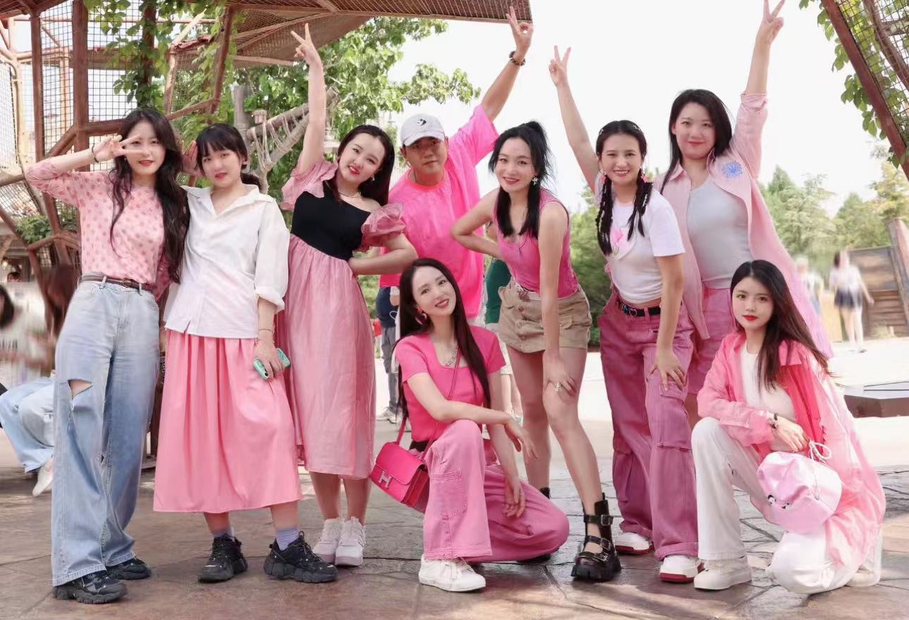 44岁董璇与前夫疑复合！一家3口同游影视城，多名闺蜜助阵显温馨