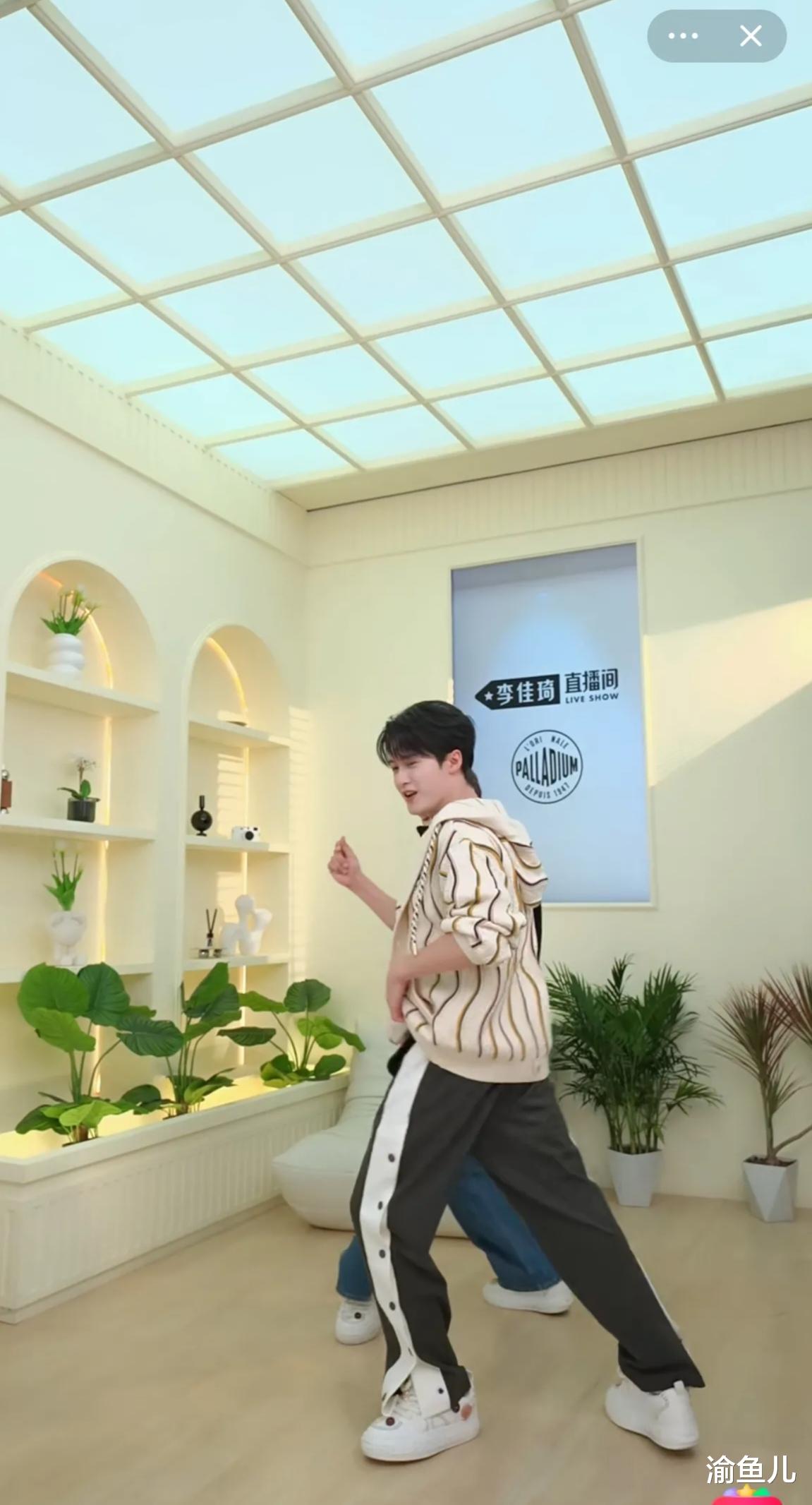 檀健次做客李佳琦直播间,两人般配合作,气氛热烈有趣