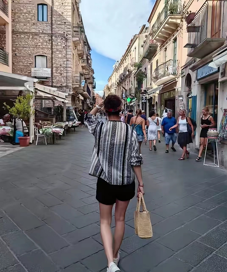 52岁张智霖携娇妻欧洲旅游!满头白发胡须苍白,夫妻恩爱叫人羡慕