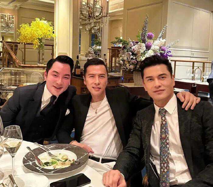 华晨宇|TVB知名老戏骨身价超十亿，接地气与妻子吃大排档逛市场