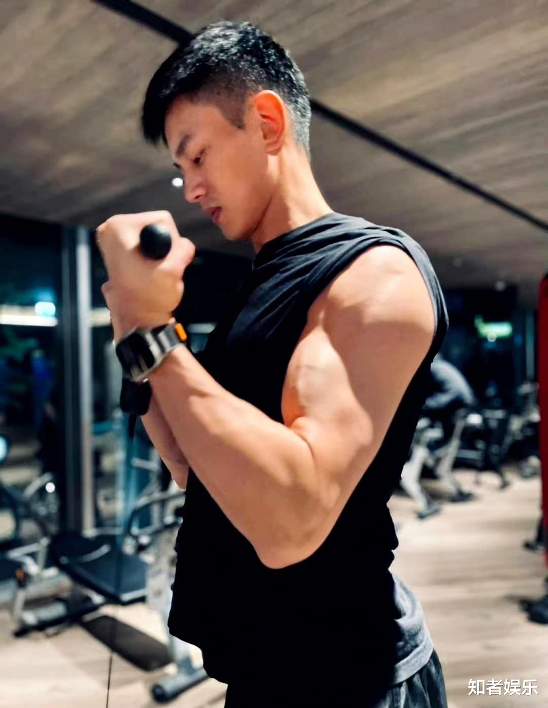 黄彦曦因电影《封神》出圈,却因没做腋下管理遭吐槽,肌肉白练了?