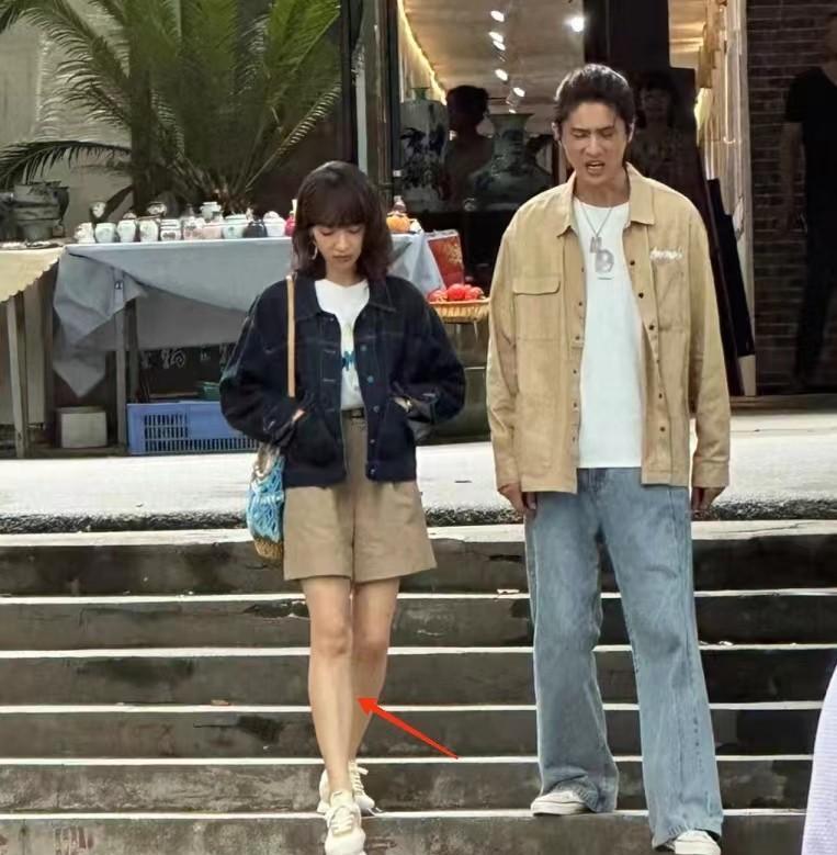 宋茜景现身德镇拍戏被偶遇，五官立体本人又白又瘦，双腿暴露年龄！