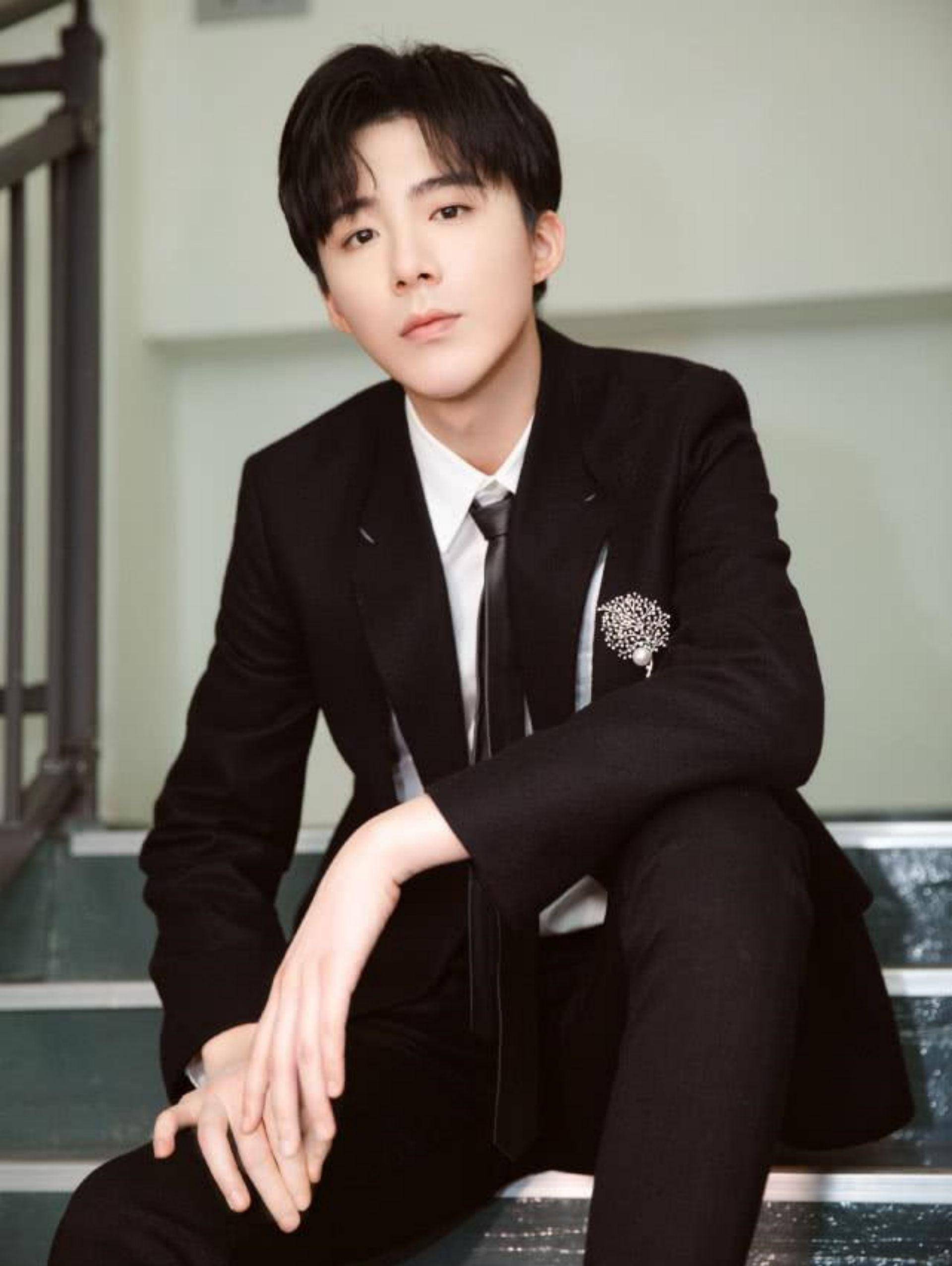 苏小玎|仅才2天,娱圈的瓜就这么生猛?海边激吻,拖欠工资,隐瞒婚史