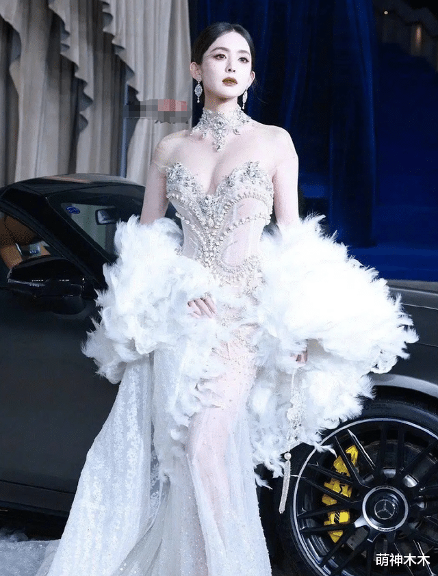 热巴红毯造型又翻车！娜扎秒杀全场冲上热搜，两人差在哪里？