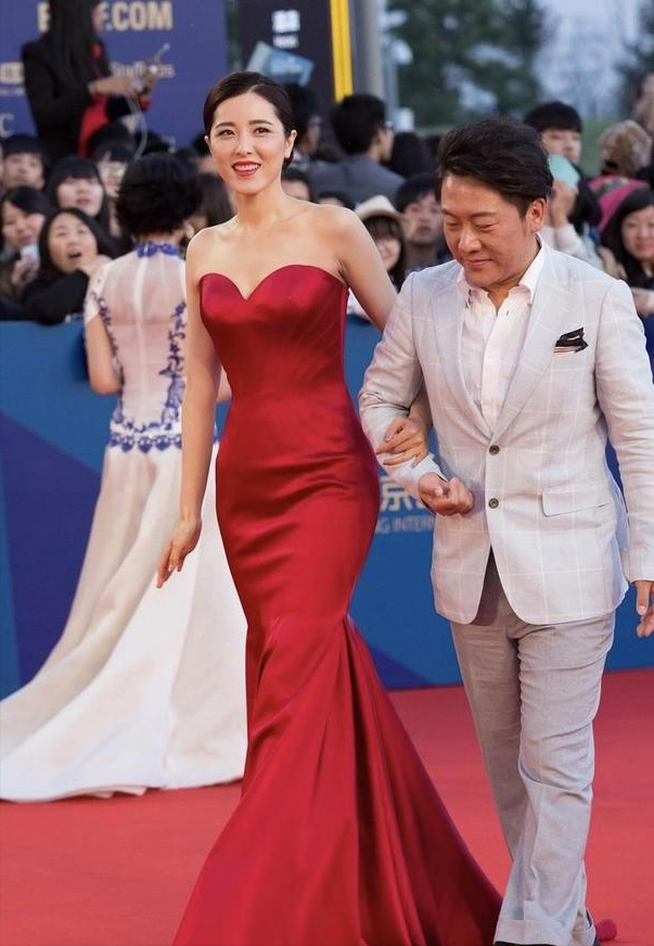 曾黎:父亲脚上的裂口皮鞋让她泪目,家庭破碎的阴影让她至今单身