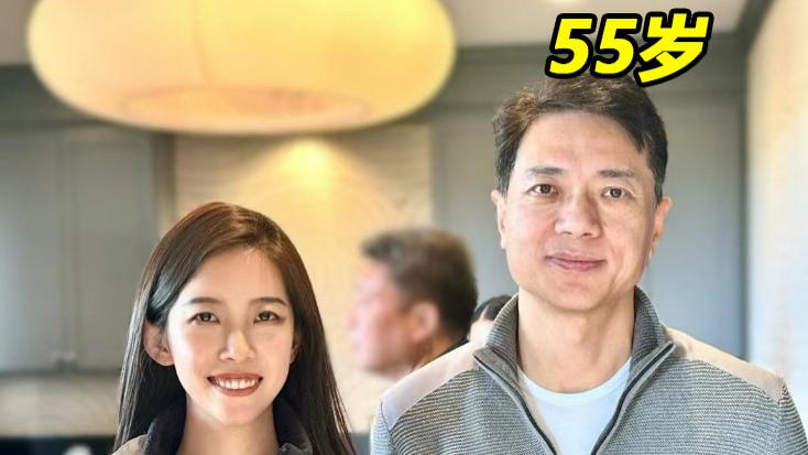 55岁李彦宏美国被偶遇，穿2万元毛衣，白发抢镜斑点多！