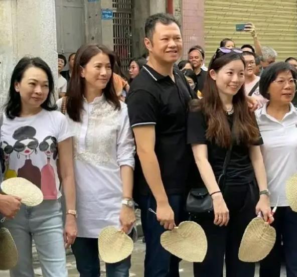 袁咏仪回老家东莞探亲，保安局长邓炳强亲自陪同，民众夹道欢迎