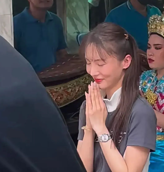裴秀智|金晨穿短裙露大腿拜佛引热议，全程嬉皮笑脸被指毫无诚意