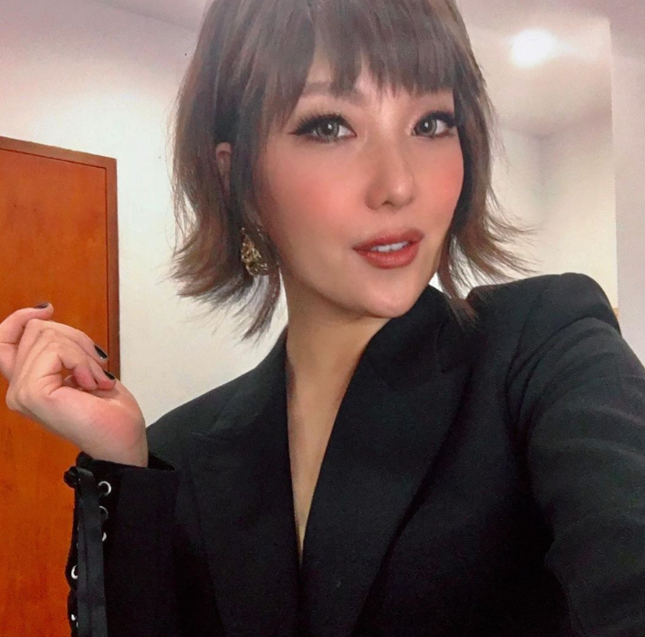 香港歌手卫诗被困在以色列一度失联，好友发声回应，已躲进防空洞