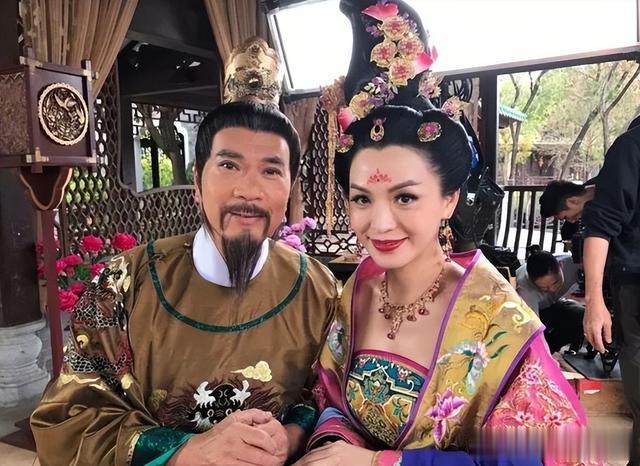 72岁香港男星娶36岁嫩妻，7套房产已到女方名下，女方父母已同意