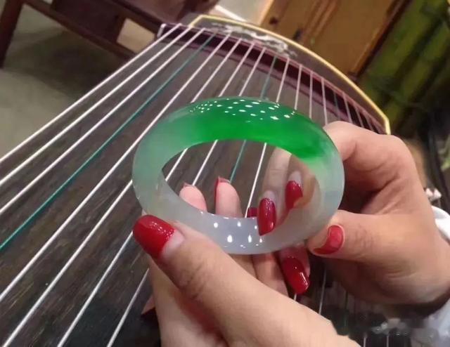 小七位数翡翠原石,切出30多只白底青手镯,看着就赏心悦目!