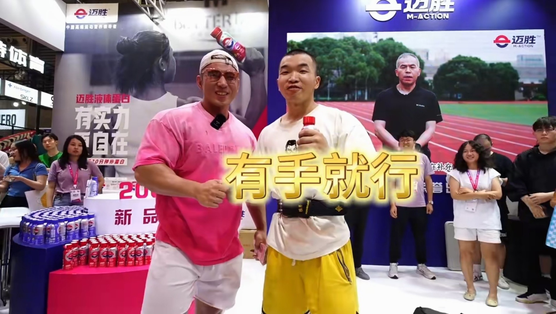 举起100公斤的哑铃就可以拿到奖金,健身华哥的活动挺有意义的