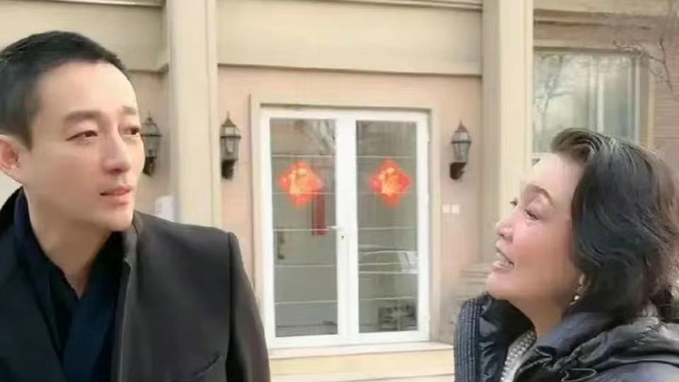 汪小菲|汪小菲分手后公开现身，与妈妈和好如初，张兰为其系扣显母子情深