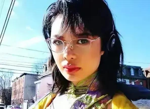 黄嘉雯|“恨国女”许可馨化生“白发魔女”，再度辱华！