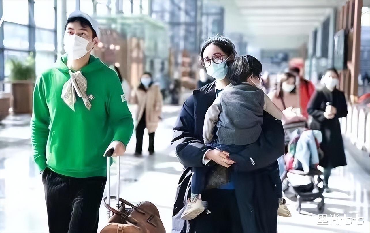 张歆艺|张歆艺一家三口走机场，儿子打扮时髦像童星，袁弘穿得姨味太重