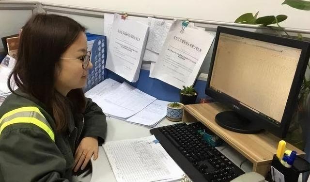 应届生应聘助理岗位，期待薪资过高被HR嘲讽，评论区看法很一致