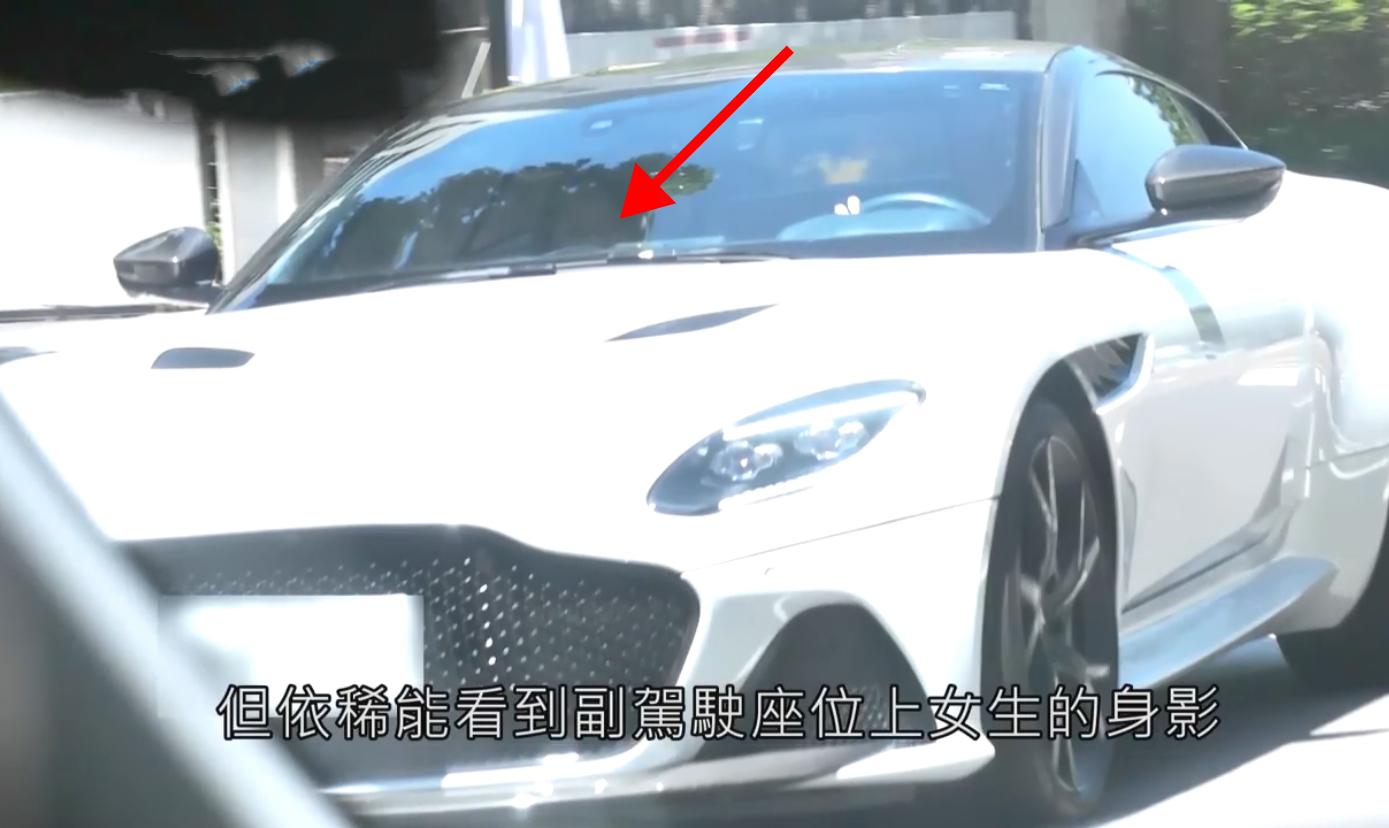 王大陆蔡卓宜没分手,男方开豪车载女友外出,直到深夜才返回旧宅