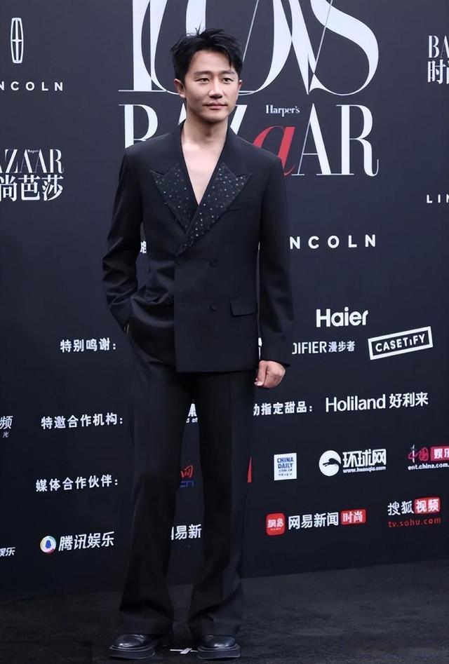 “真空西装”的风刮到了男明星圈,对比才知道,性感与油腻的区别