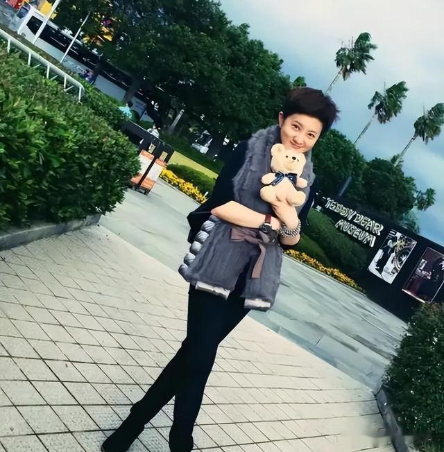 43岁金铭瘦到认不出,北大毕业后至今未婚,化浓妆扭秧歌被指老气