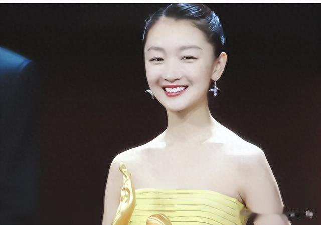 周冬雨被曝出整容！眼角拉开脸上饱满，网友：她还不知道关键所在