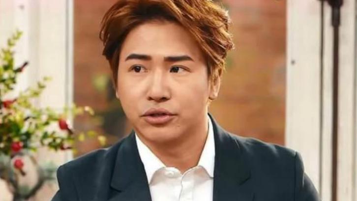 欧弟深夜买醉，蹲路边抱柱子，疑遭辣妹搭讪，前妻约会小鲜肉被拍