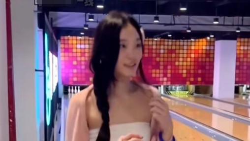 许韶恩晒内地游玩视频，头戴白花装扮似大S，打球动作扭捏显做作