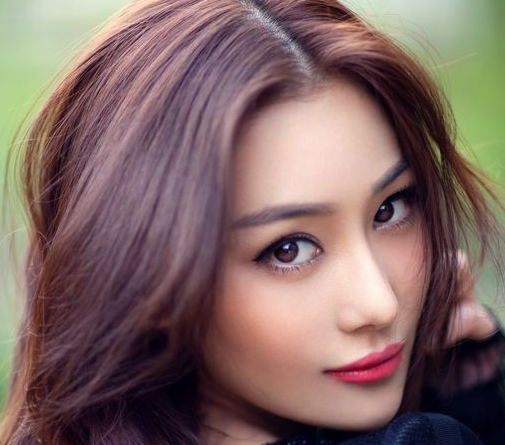 张馨予夫妇现身丽江游玩,何捷被拍全程黑脸,二人被曝已秘密生女